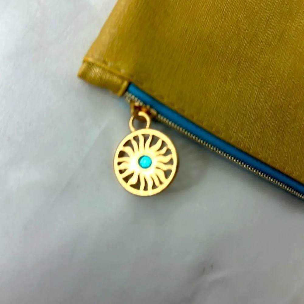 IPSY small ladies purse.